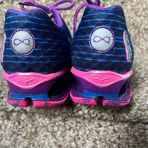 Mizuno women's sneakers size 7.5 wide. NWT, no box - Picture 3 of 6